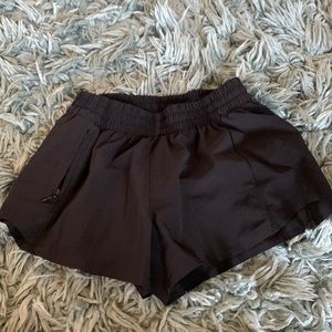 girls black athleta 2.5 heart the hustle short